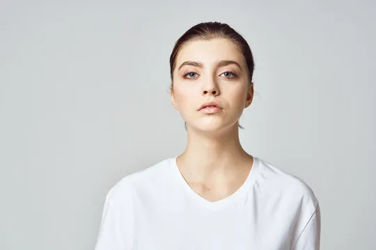 数据分析人员查看走势图与计划信息